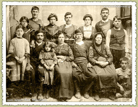 Τυπική Θραψανιώτικη Οικογένεια στις αρχές του 20ου αιώνα (1900 - 1910).