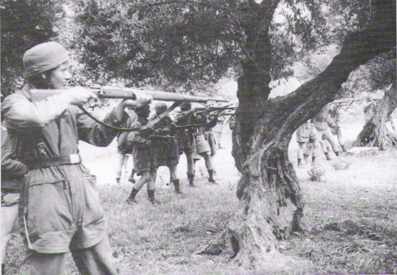 Απόσπασμα Γερμανών αλεξιπτωτιστών, με επικεφαλής τον υπολοχαγό Horst Trebes, έτοιμο για εκτέλεση πολιτών στο Κοντομαρί Χανίων.